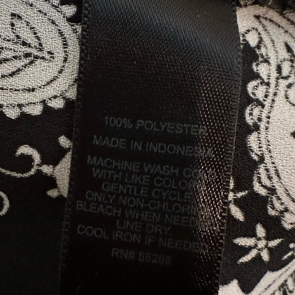 Express Paisley Cold Shoulders Top Short Sleeves Black White Sz Med Button Front - Picture 8 of 8